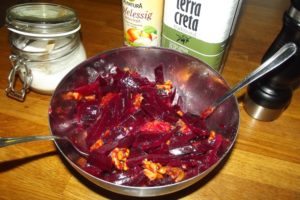 Rote-Bete-Salat mit karamellisierten Walnüssen, angemacht mit Olivenöl