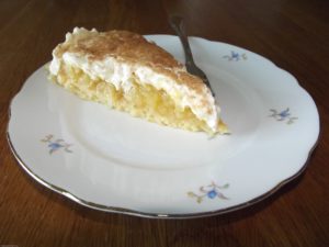 Weißweintorte mit Biskuitboden