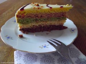 Regenbogenkuchen - gefärbt mit natürlichen Farben, lecker.