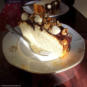 Sandkuchen mit Schneebällchen und Karamell-Nuss-Gestöber - eigene Kreation