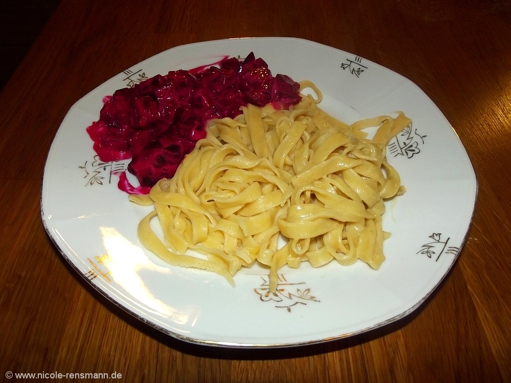 Selbstgemachte Tagliatelle mit Rote Bete Raita
