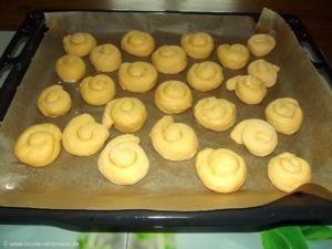 Mit einem kleinen Abstand die Schnecken auf ein Blech legen.