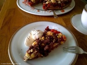 Erdbeer-Rhabarber-Kuchen mit zweierlei Streuseln