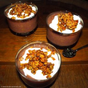 Rhabarber-Kompott mit Jogurt und Crunch
