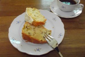 Rhabarberkuchen und Kaffee