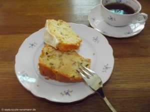 Rhabarberkuchen und Kaffee 