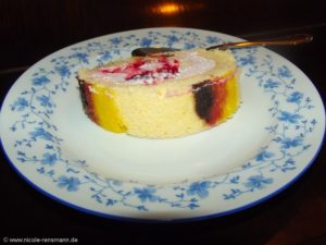 Biskuitrolle mit Deutschland-Fahne und Himbeerfüllung