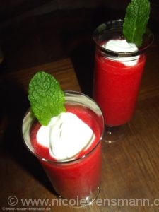 Erdbeer-Rosé-Sorbet - damit der Sommer endlich kommt!