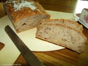 Kartoffel-Dinkel-Brot mit Walnusskernen