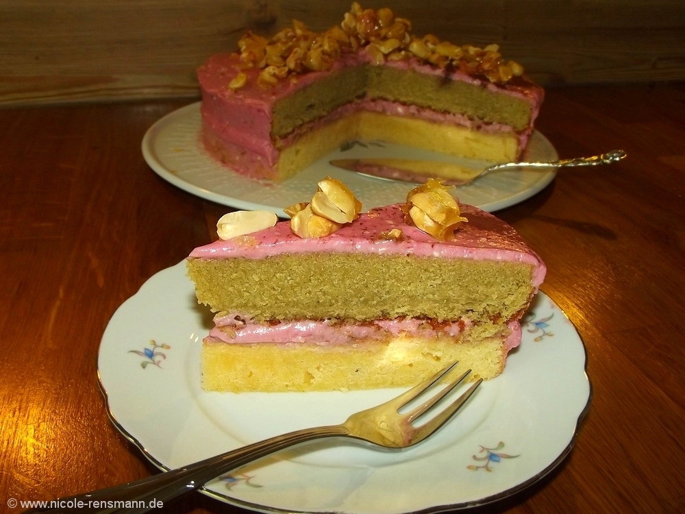 Torte mit Brombeer-Buttercreme und Erdnuss-Karamell
