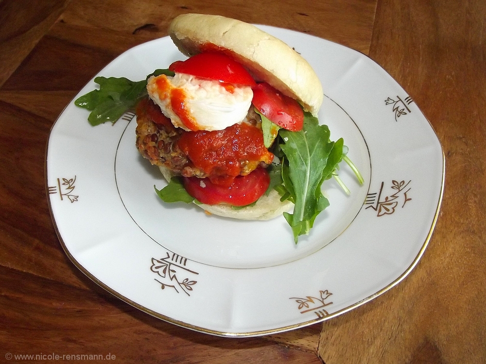 Vegetarischer Linsenburger mit Mozzarella und Rucola