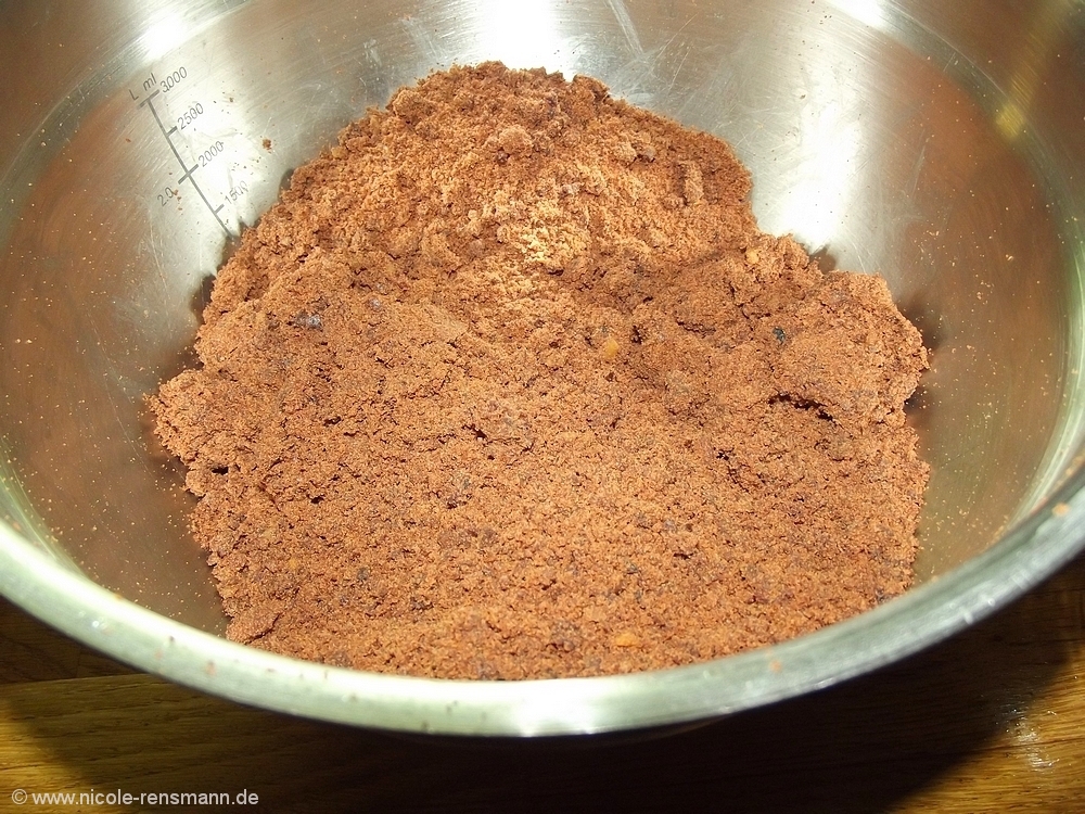 Kuchen aus Rührteig zerbröseln 