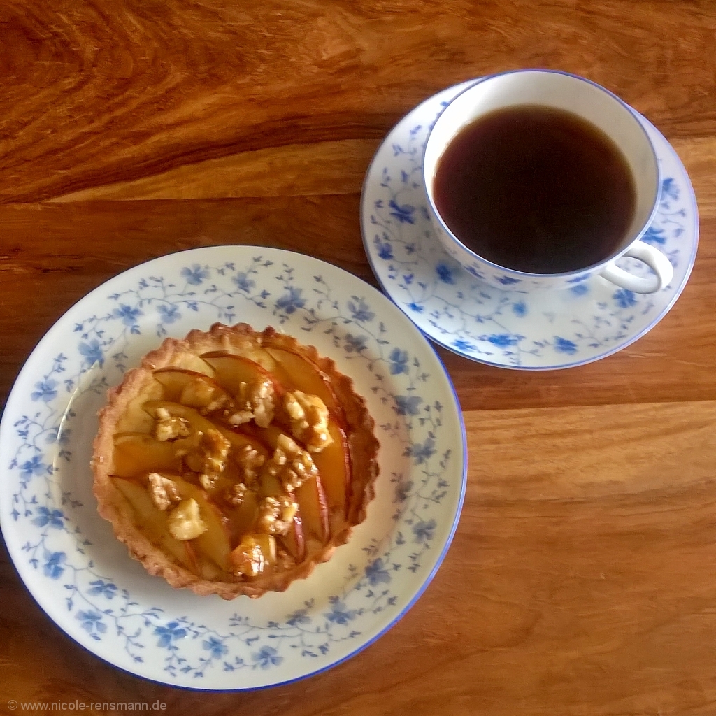 Mini-Apfel-Tarte mit karamellisierten Walnüssen und Karamellsauce