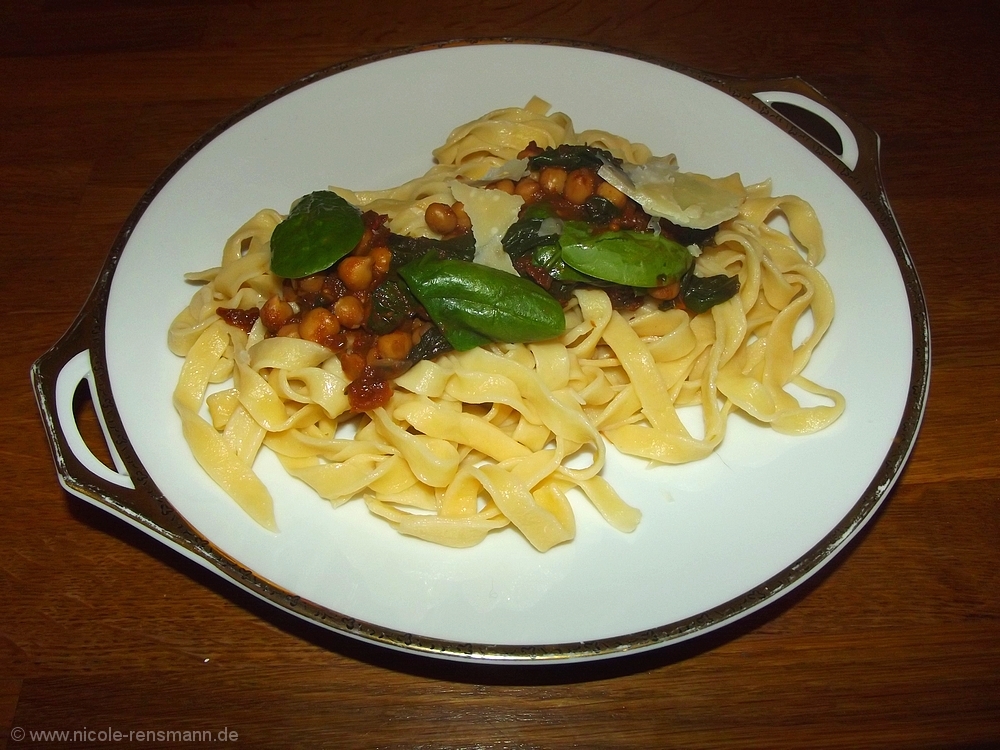 Selbstgemachte Tagliatelle mit jungem Spinat, Kichererbsen und getrockneten Tomaten