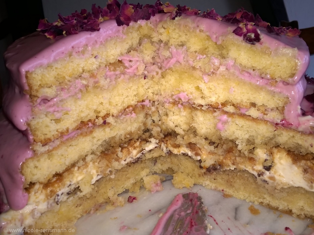 Torte mit zwei verschiedene Cremes und getränkten Böden