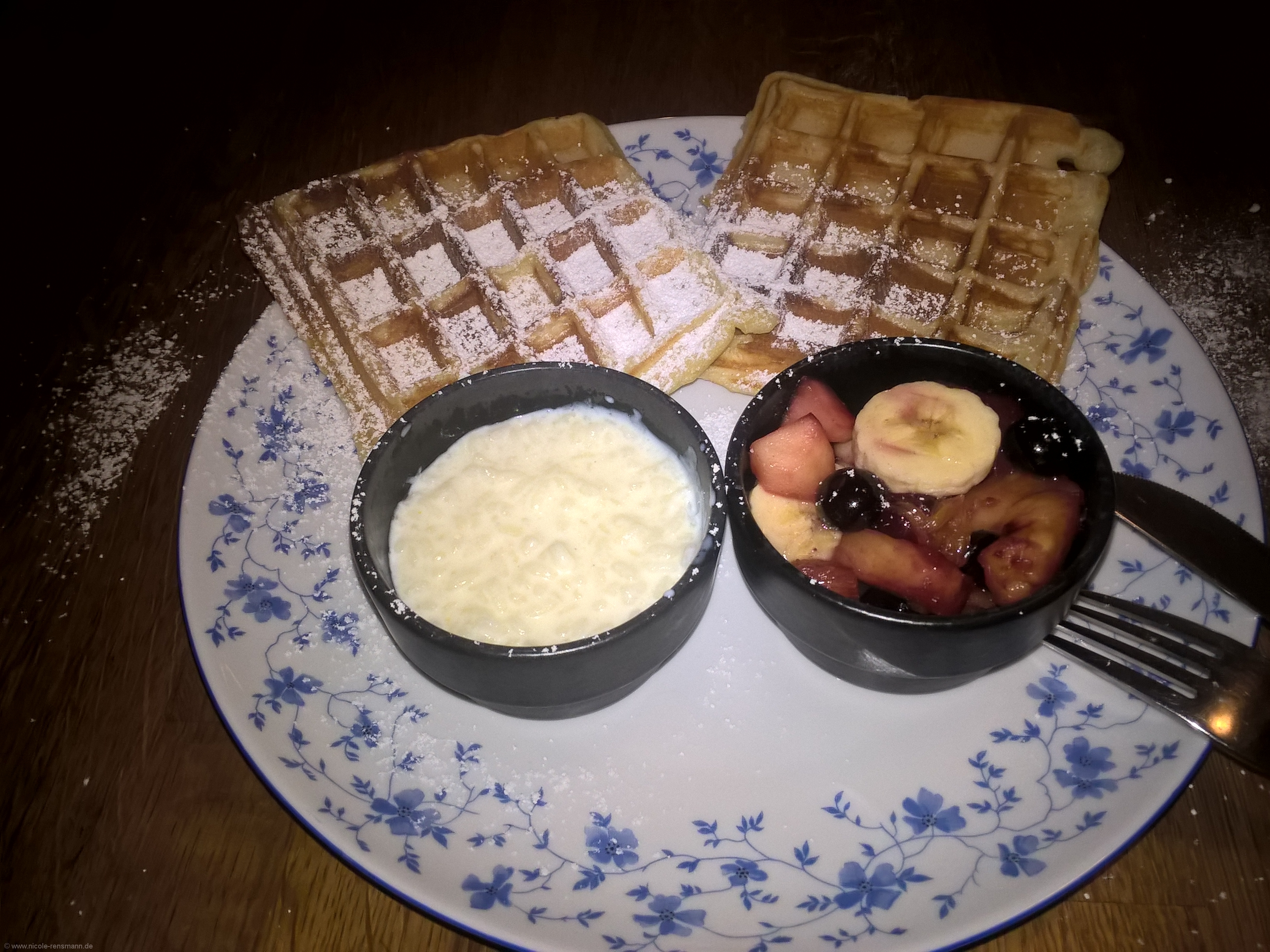 Belgische Hefewaffeln mit bergischem Milchreis und Früchte-Potpourri - ich brauch sonst nichts. 