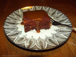 Gewürzkuchen mit Karamellsauce