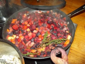 Rote-Bete-Gemüse mit bunten Karotten und Kartoffeln