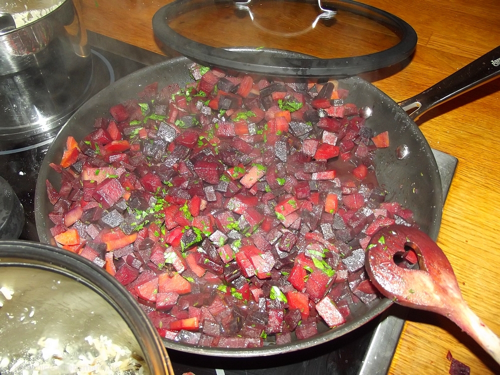 Rote Bete Gemüse - ein veganes Rezept mit bunten Karotten, Rote Bete, Kartoffeln, Zwiebeln und glatter Petersilie. Als Gewürze dienen Salz, Pfeffer und Zimt.