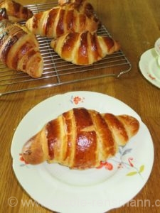Croissants aus Hefeteig - superfluffig und lecker!