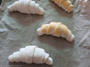 Vor dem Backen mit Ei und Milch / Sahne bestreichen. 