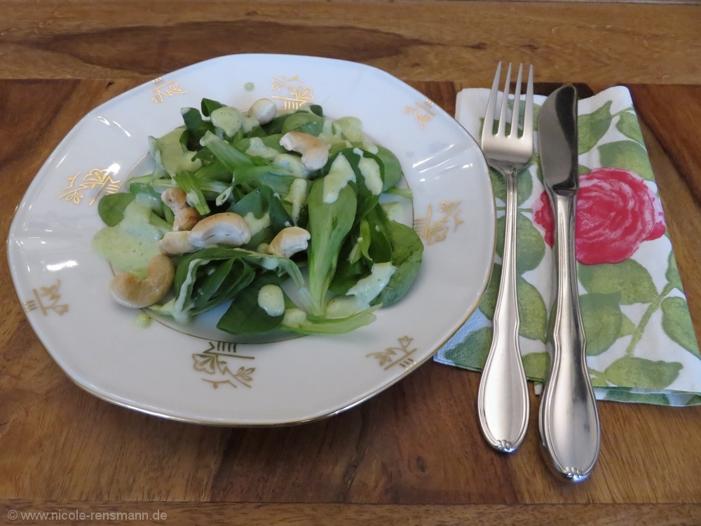 Rapunzelsalat Mit Apfel Birne Und Walnuss In Einer Cidre Honig ...