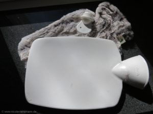 Die Wärmflasche besteht aus Thermoplast. 