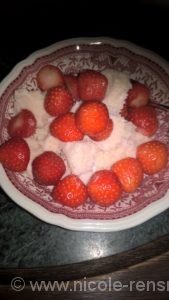 Buttermilcheis mit frischen Erdbeeren.