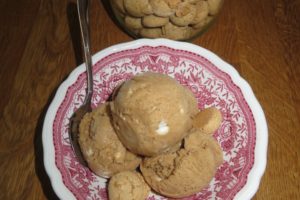 Kaffee-Eis mit Kaffeelikör und Amarettinis