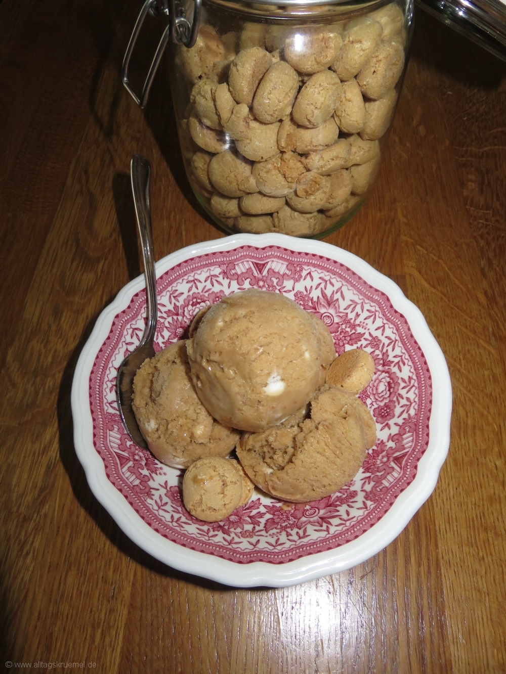 Lecker: Kaffee-Eis mit Likör und Amarettinis – Nicole Rensmann ...