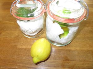 Zitronen im Glas