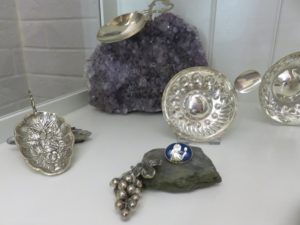 Tastevins aus unterschiedlichen Ländern und Materialien.