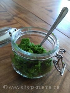 Pesto aus Bärlauch, Olivenöl und Mandeln
