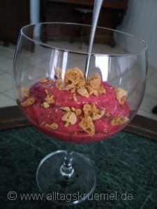 Fruchtiges Dessert: Erdbeeren Himbeeren, Banane - gefroren und püriert
