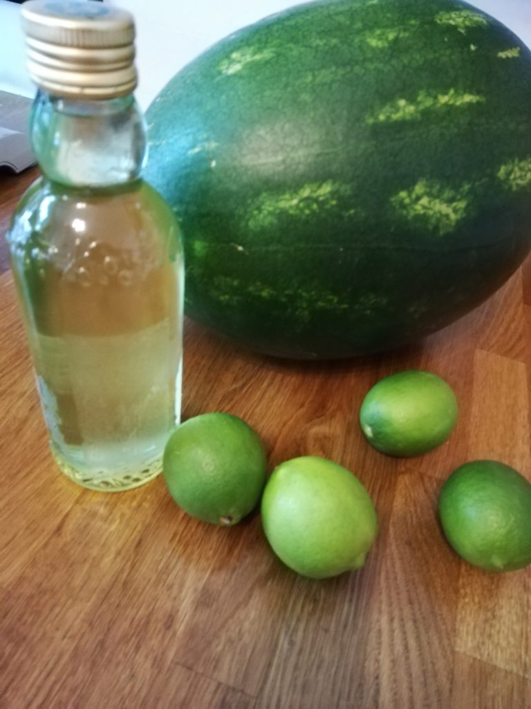 Selbstgemachter Minzsirup, Limetten und eine megagroße Melone - mach Limonade draus