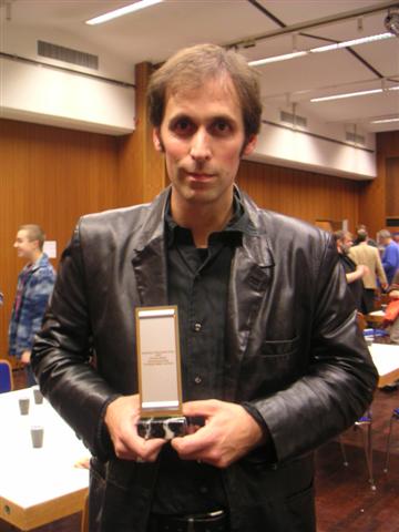 Das Foto zeigt Christoph Marzi im Oktober 2005 auf dem BuchmesseCon Dreieich nach der Auszeichnung für den Deutschen Phantastik Preis.