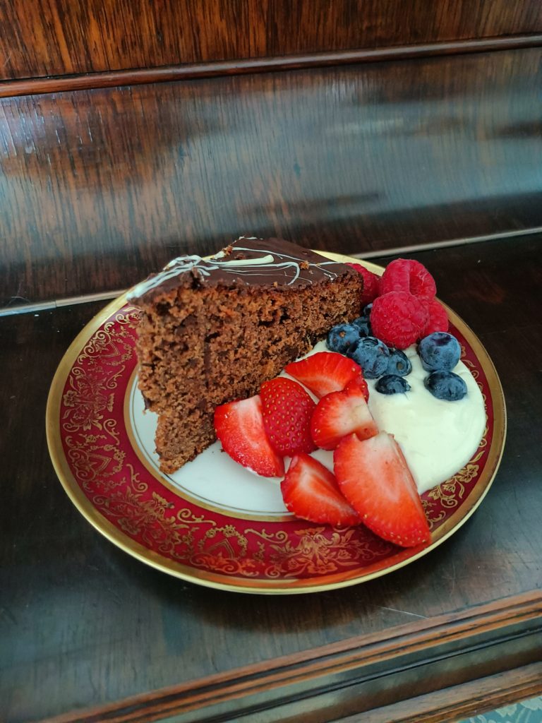 Schoko-Nuss-Kuchen mit Vanille-Mascarpone-Creme und frischen Beeren.