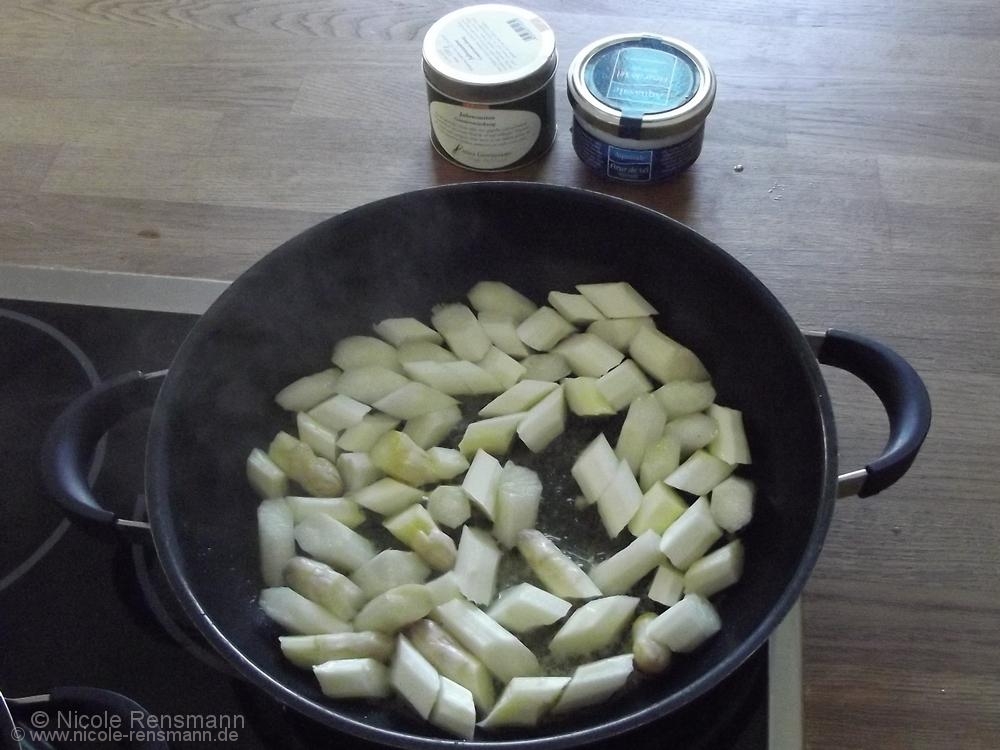 Spargel in der Pfanne anbraten und mit Salz und Pfeffer würzen - mehr braucht es nicht.